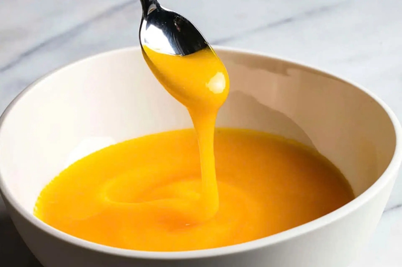 Sốt trứng muối sánh mịn trong tô trắng