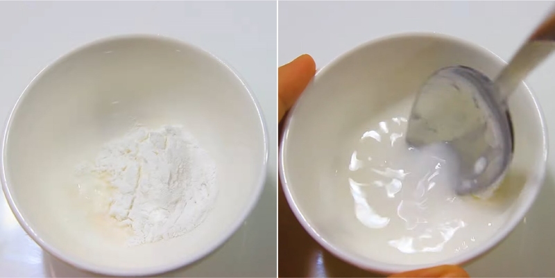 Hòa bột năng với nước trong chén nhỏ