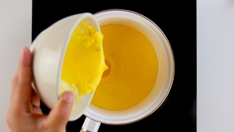 Đổ hỗn hợp trứng muối vào nồi để nấu sốt