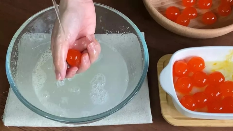 Rửa sạch lòng đỏ trứng muối