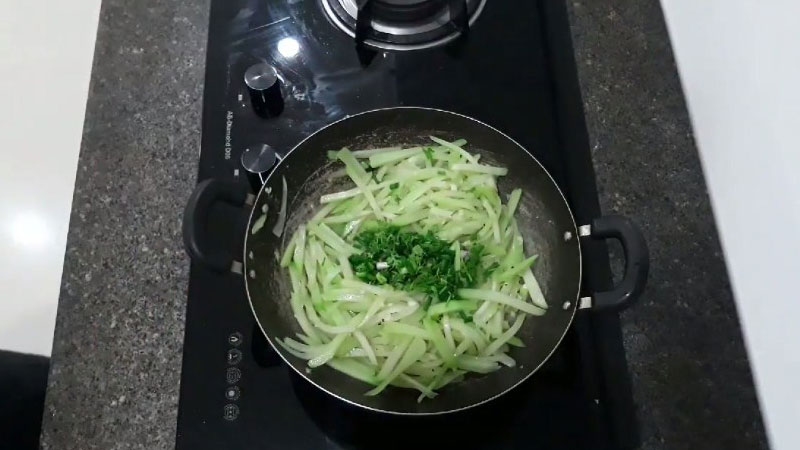 xào su hào và nêm gia vị