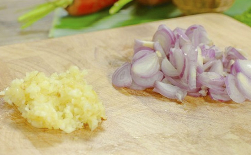 Hành và tỏi được làm sạch