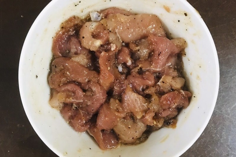 Thịt được ướp gia vị