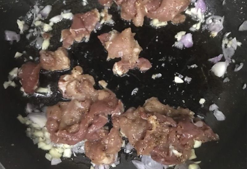 Thịt xào với tỏi phi