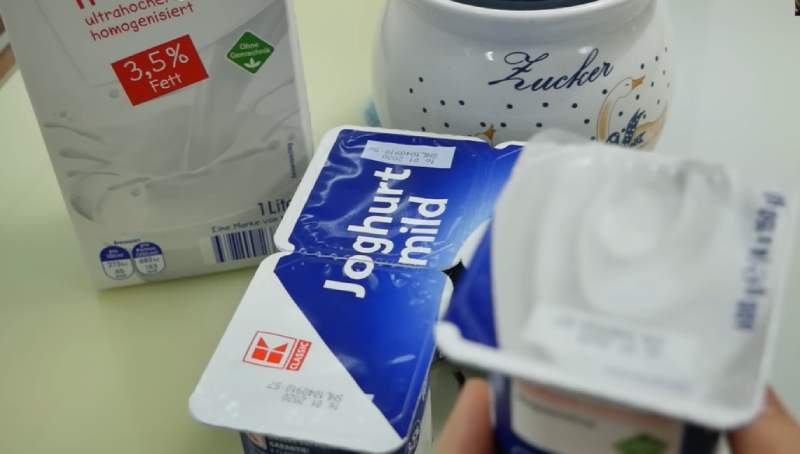 Những hộp sữa chua cái