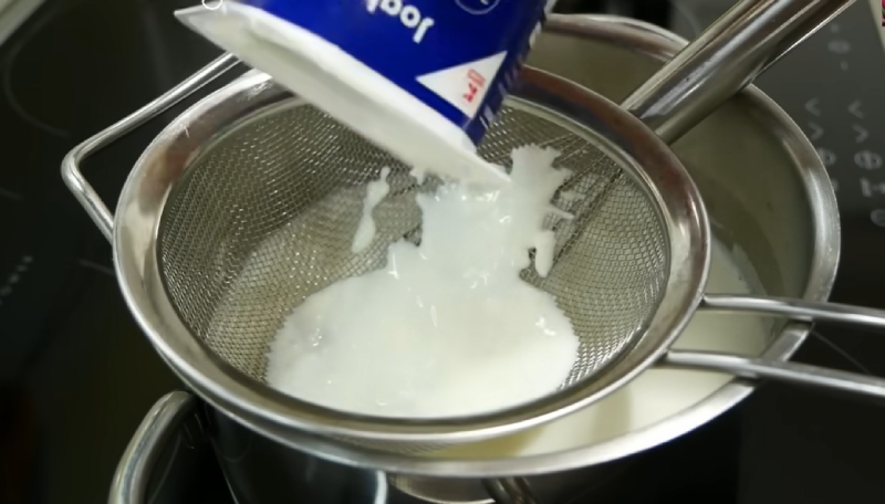 Đổ sữa chua cái vào nồi sữa