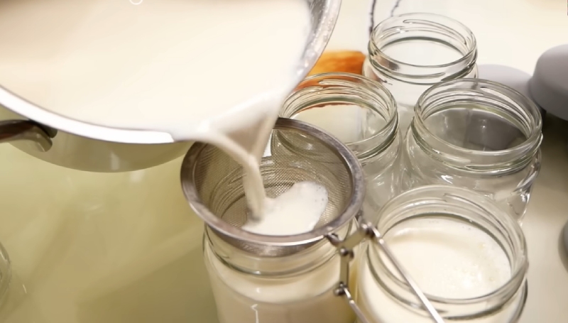 Rót sữa chua vào hũ