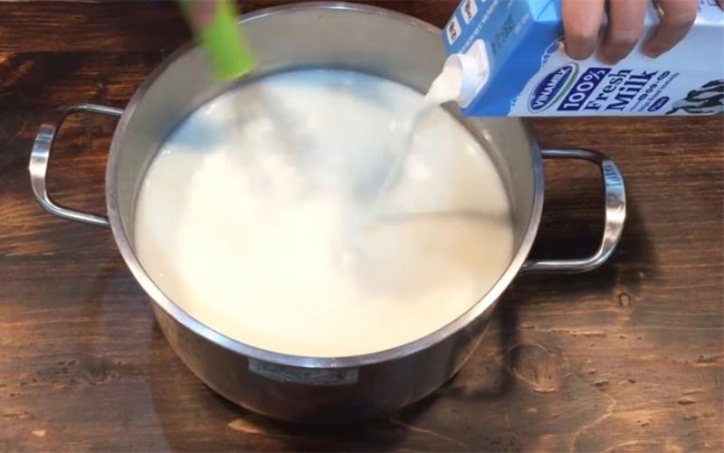 Hòa quyện sữa tươi với hỗn hợp sữa đặc