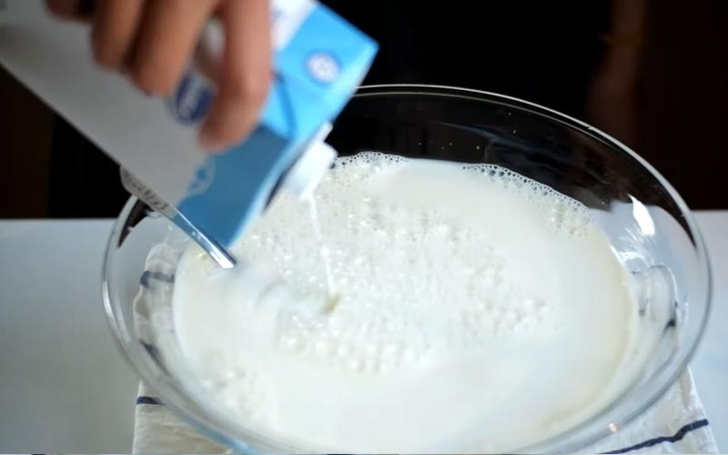 Tiến hành công đoạn nấu hỗn hợp sữa