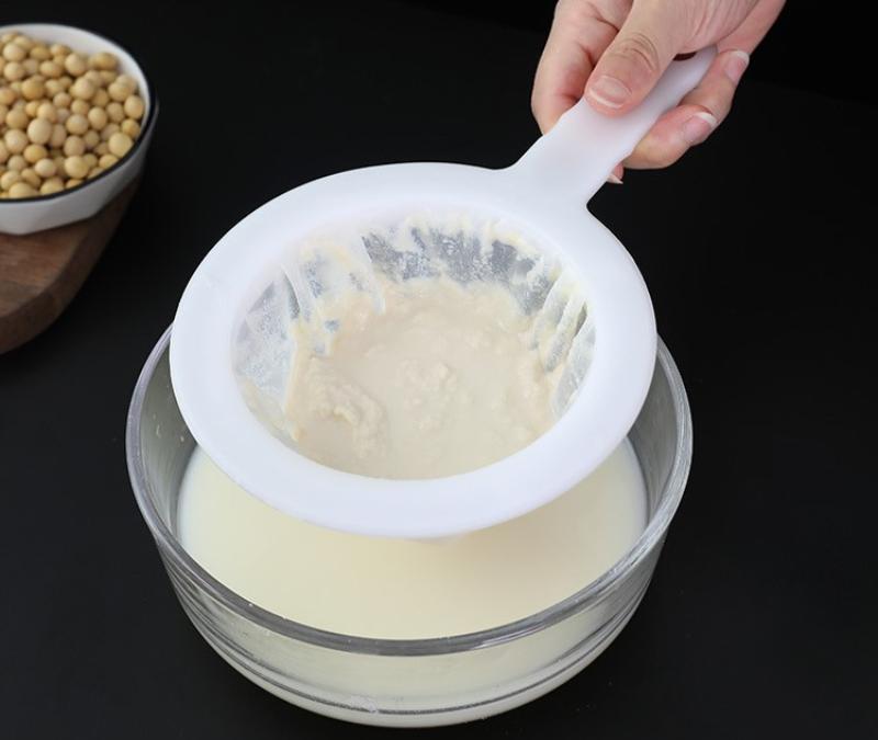 Tiến hành lọc hỗn hợp sữa chua qua rây