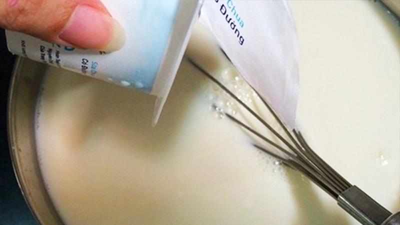 Dùng muỗng khuấy nhẹ nhàng cho sữa chua cái tan đều