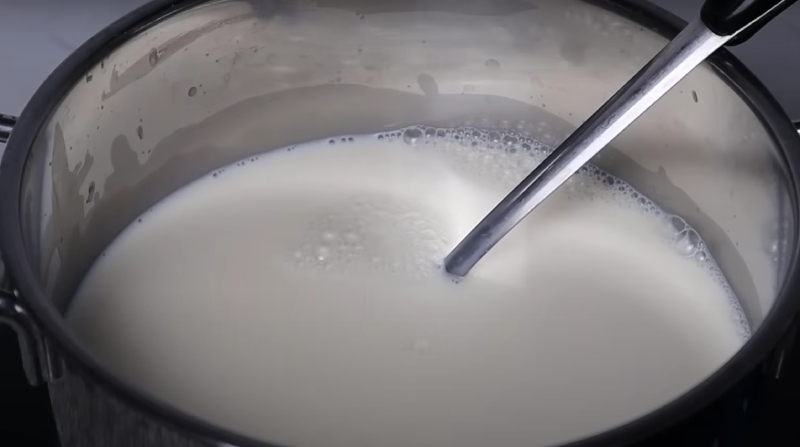 Khuấy sữa với nước lọc