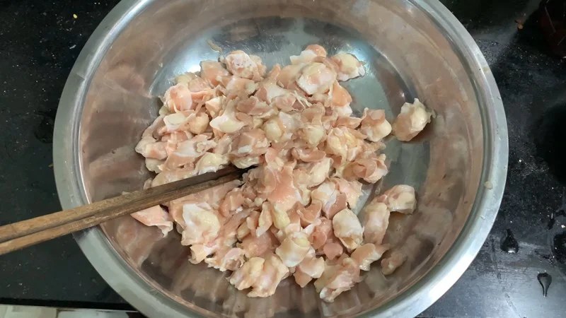 Sơ chế và rửa sạch sụn gà