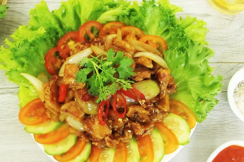 Thành phẩm món sụn gà chiên mắm tỏi