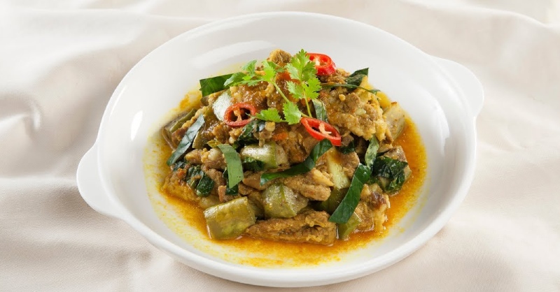 Món sụn heo xào sa tế nghệ thơm