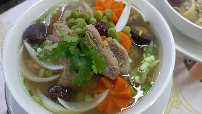  Canh sườn hầm đậu Hà Lan với rau củ.