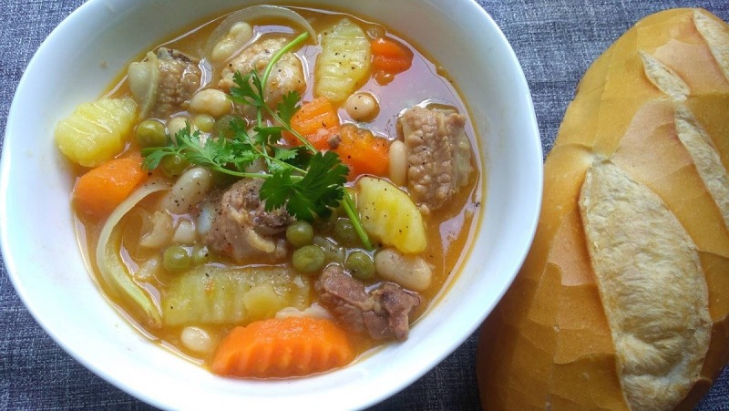 Tô súp sườn đậu Hà Lan ăn kèm bánh mì.