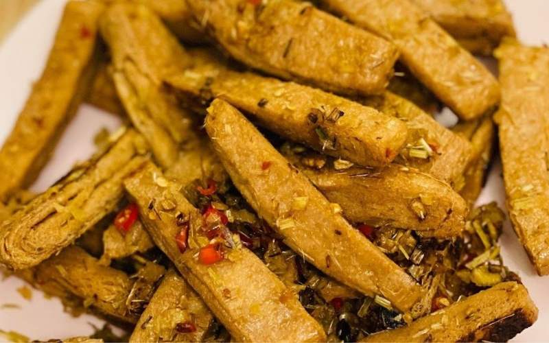Sườn non chay chiên sả ớt khi hoàn thành có màu vàng ươm
