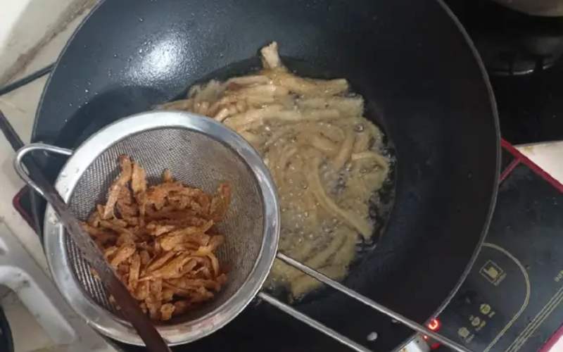 Chiên sườn chay trong chảo dầu nóng