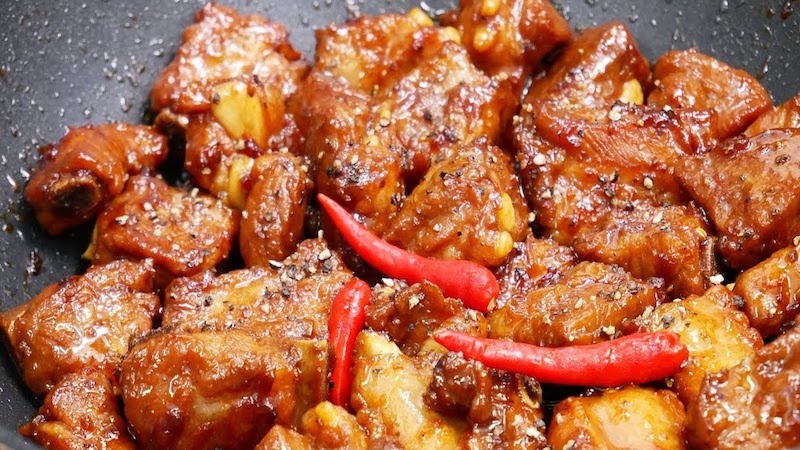 Sườn sụn rim mắm ớt với tiêu và ớt đỏ trong chảo