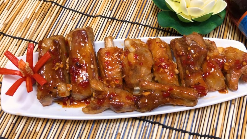 Sườn non chiên mắm dọn ra đĩa, trang trí ớt tỉa hoa