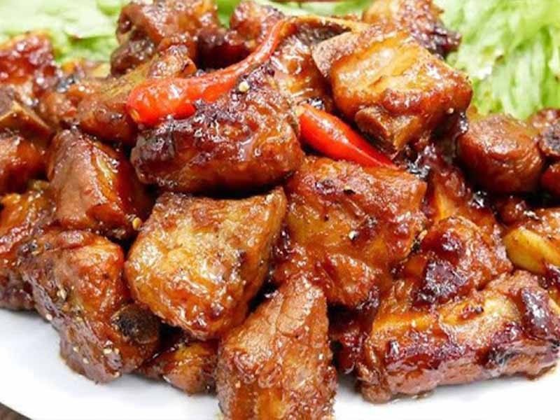 Đĩa sườn non chiên nước mắm thơm cay hấp dẫn