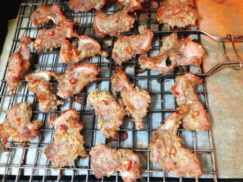 Sườn sụn heo nướng trên vỉ nướng