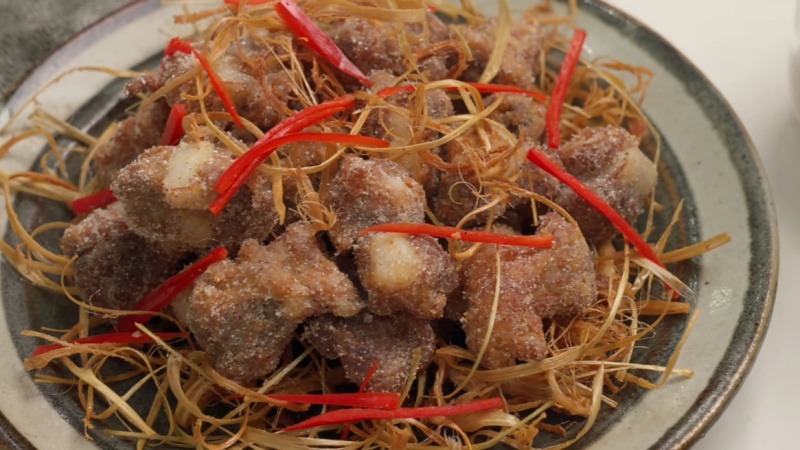 Đĩa sườn sụn heo rang muối hấp dẫn