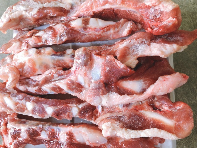 Sườn sụn heo tươi được chặt khúc vừa ăn