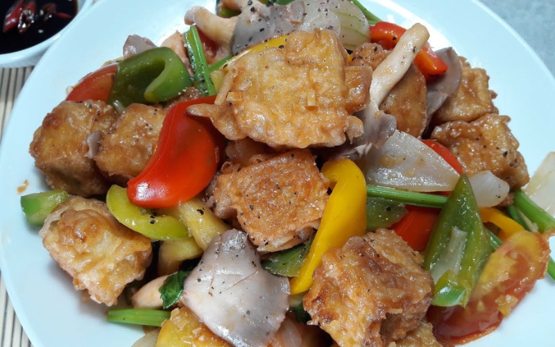 thành phẩm sườn non chay xào chua ngọt với ớt chuông
