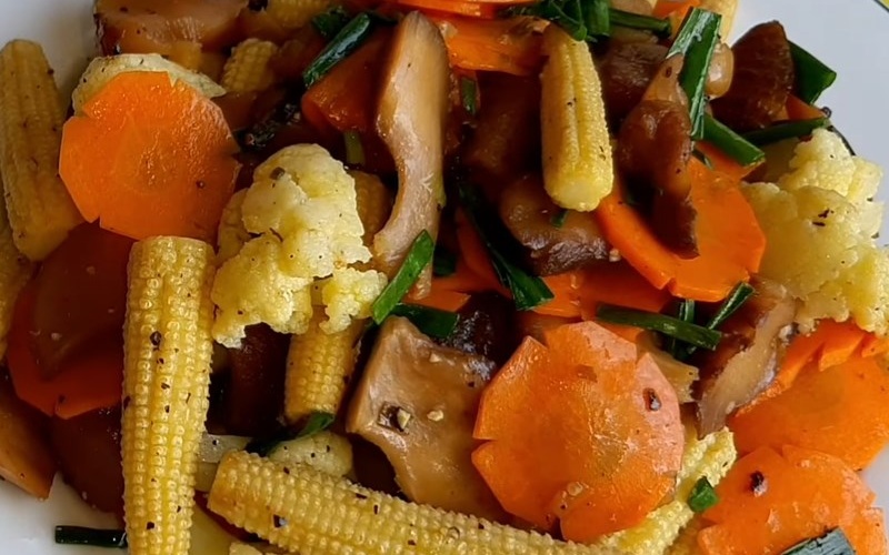 hoàn thiện món sườn xào chua ngọt chay từ nấm hương