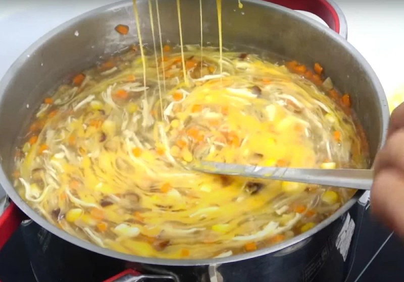 Công đoạn rót trứng gà vào