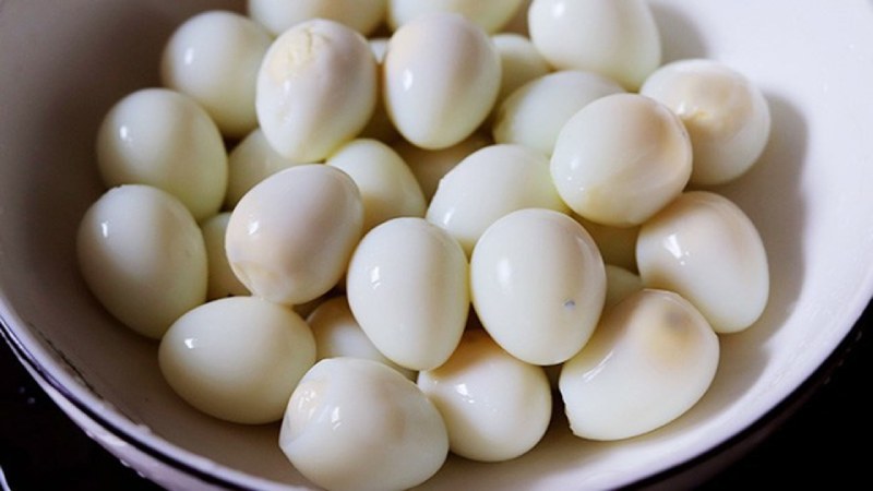 Luộc và bóc vỏ trứng cút