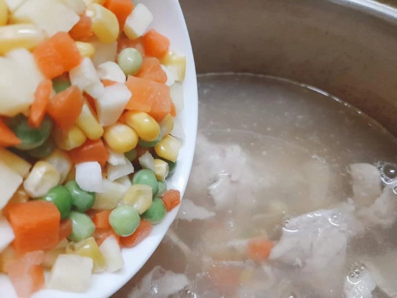 Tiến hành luộc rau củ và ức gà