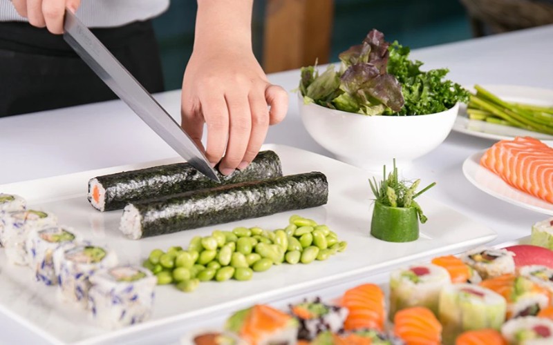 Tiến hành cuộn sushi hải sản chay