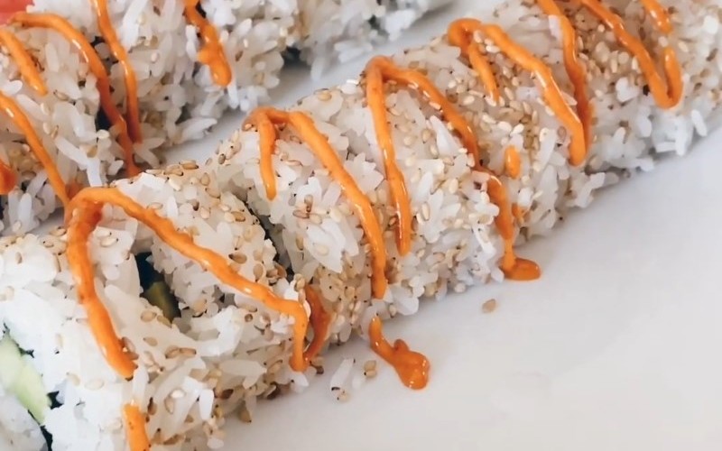 Thành phẩm món sushi cuộn bơ thơm ngon