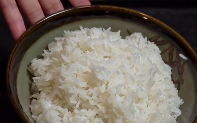 Tiến hành công đoạn trộn cơm