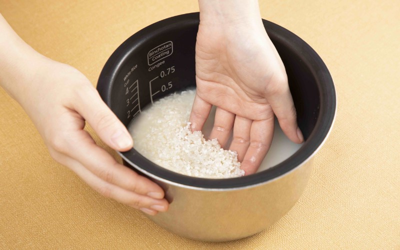 Vo gạo và chuẩn bị nấu cơm