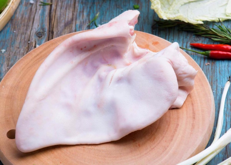 Tai heo được sơ chế sạch sẽ và cạo lông