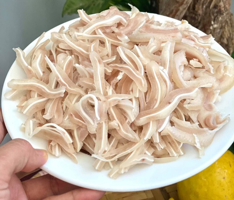 Tai heo được xắt sợi vừa ăn