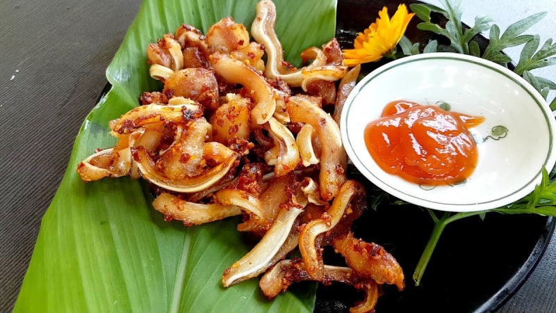 Tai heo chiên ăn kèm với tương ớt
