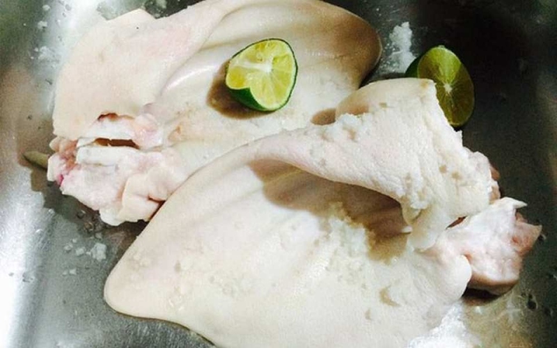 Sơ chế tai heo thật sạch sẽ