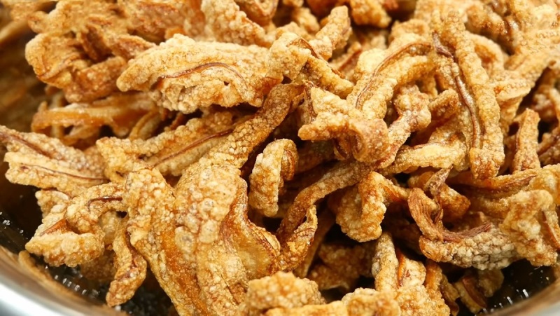 Tai heo chiên giòn vàng ươm
