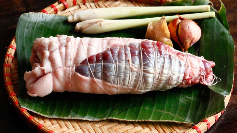 Bắp bò cuộn chặt với tai heo