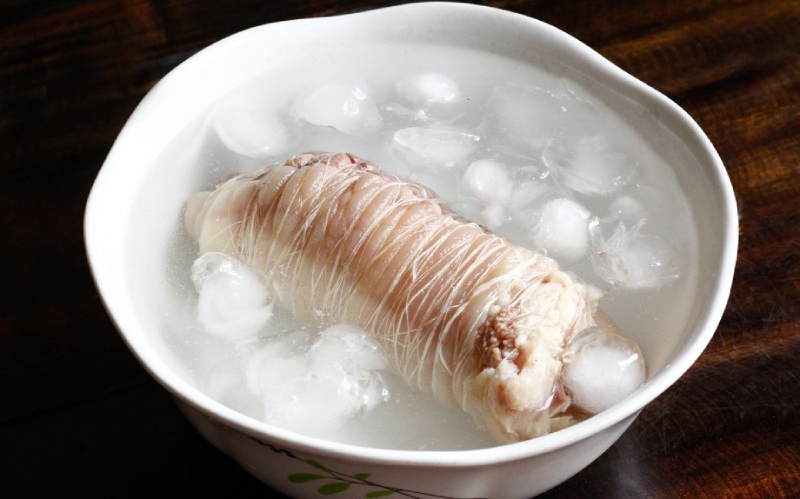 Bắp bò được ngâm đá lạnh