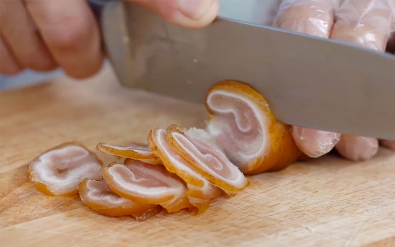 Thái lát tai heo cuộn sau khi đã hấp chín