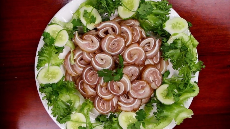 Tai heo cuộn ngũ vị bày đĩa cùng rau sống và dưa leo