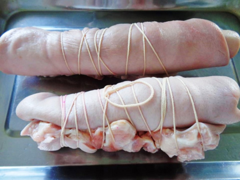 Cuộn tai heo chặt tay bằng dây để giữ hình dạng