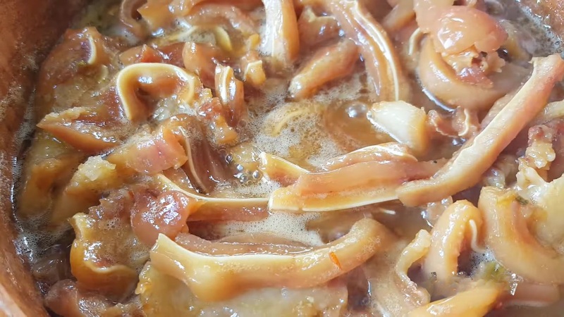 Tai heo đang được khìa trong nước dừa sôi