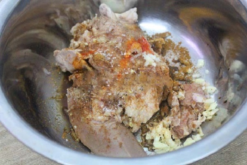 Ướp tai heo với gia vị và tỏi băm trong tô